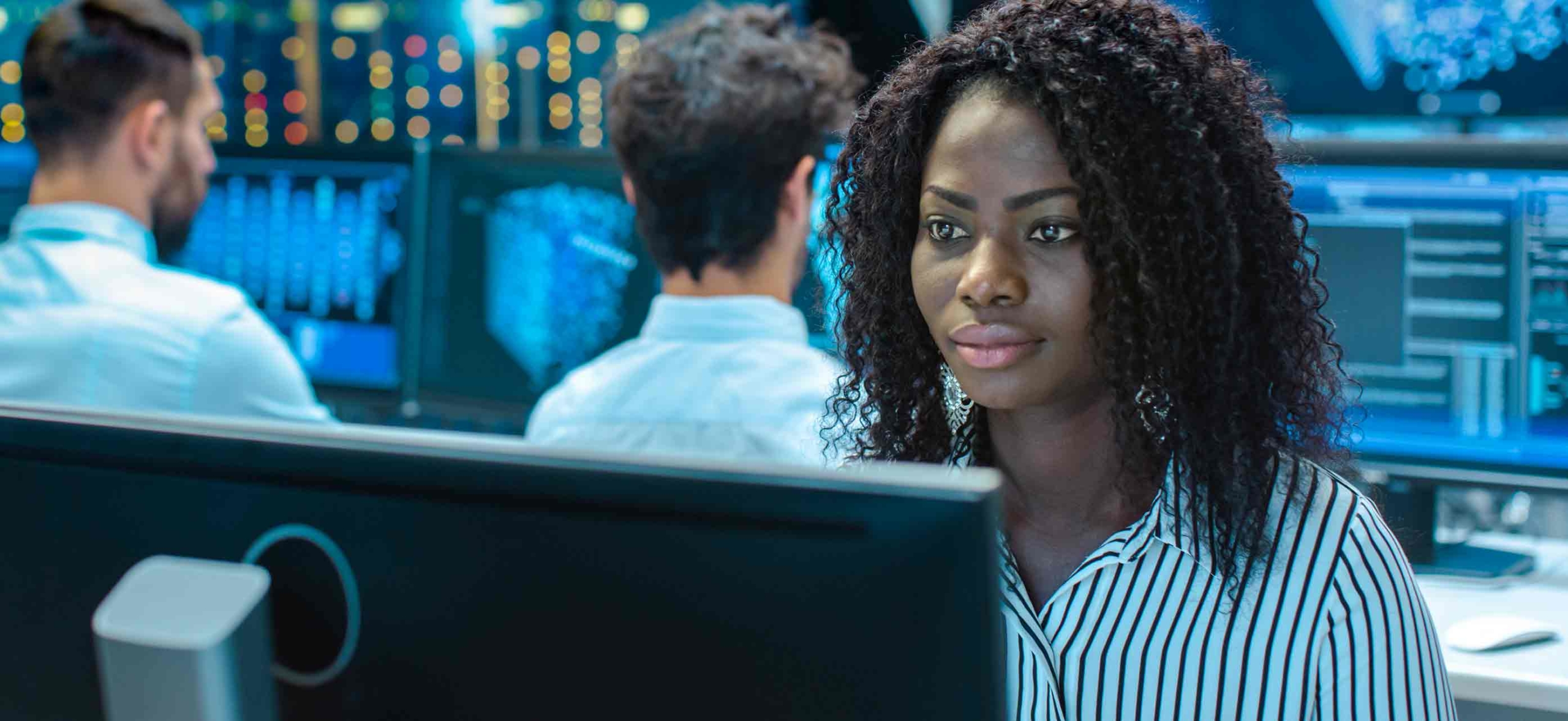 mujer trabajando en un ordenador  